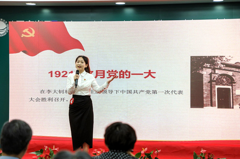 李慧在演講比賽中.png 李慧在演講比賽中.png