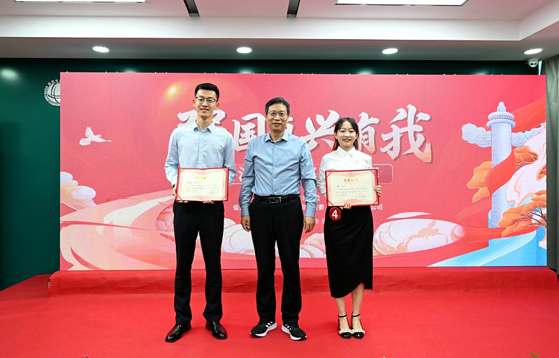 與會領(lǐng)導(dǎo)為李慧(右一)頒獎(jiǎng).png 與會領(lǐng)導(dǎo)為李慧(右一)頒獎(jiǎng).png