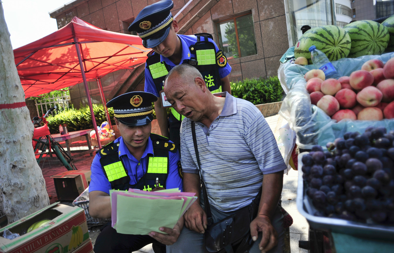 19  李玉航 宣傳引導(dǎo)流動(dòng)商販，規(guī)范城區(qū)市容秩序 2019.7.15 欒川縣城 欒川縣城市管理局 13140497903_meitu_6.jpg